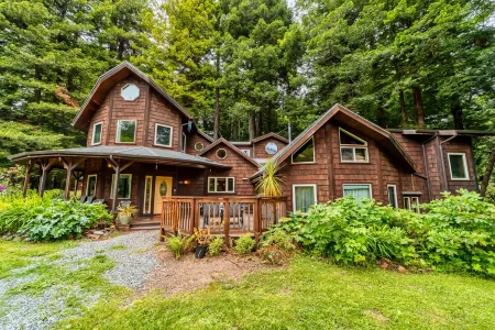 Private & Spacious  *Hot Tub* In the Redwoods