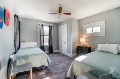 Home Away From Home - Main Street Fun, Remodeled Hotels in der Nähe von Municipal Brew Works