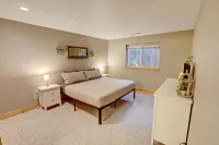 Cozy Detroit Cabin