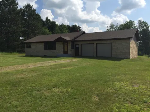 Private Lake House on 16 +/-  wooded acres, 80 + acre lake, 55 foot deep!! 艾昂縣住宿飯店