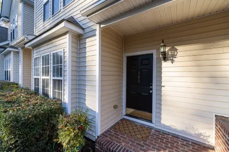 Near downtown Cary & RDU. Easy access to Raleigh, Durham and local venues.