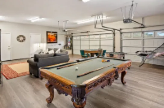 Modern home, Dog Agility Run, Game Room, Fire Pit & New Playground