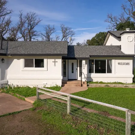 Modern home, Dog Agility Run, Game Room, Fire Pit & New Playground