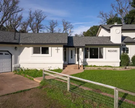 Modern home, Dog Agility Run, Game Room, Fire Pit & New Playground Hotels in Atascadero