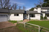 Modern home, Dog Agility Run, Game Room, Fire Pit & New Playground Hotels near Staples
