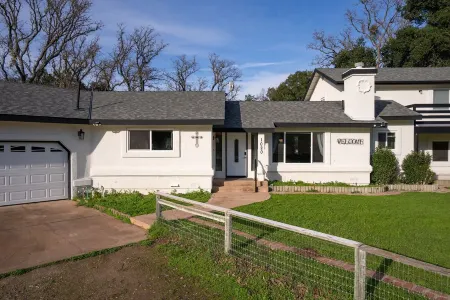 Modern home, Dog Agility Run, Game Room, Fire Pit & New Playground