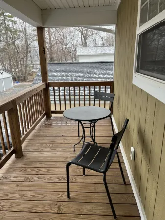 Cozy, romantic getaway on a quiet Finger Lake