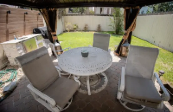 Charming Suite, inside the loop/pet friendly w/ outdoor gazebo,Private Entrance