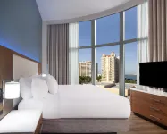Embassy Suites by Hilton Sarasota Hotel dekat Ringling Bridge Causeway Park