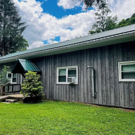 RIVERSIDE RENOVATED 1950's schoolhouse, HOT TUB, Pellet Stove, Pet Friendly