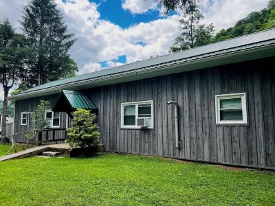 RIVERSIDE RENOVATED 1950's schoolhouse, HOT TUB, Pellet Stove, Pet Friendly Hotels near Monongahela National Forest
