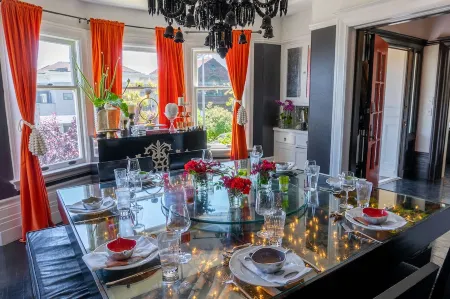 CASABLANCA- Grand Edwardian View Home Отели рядом с достопримечательностью «Парк Мишен Долорес»