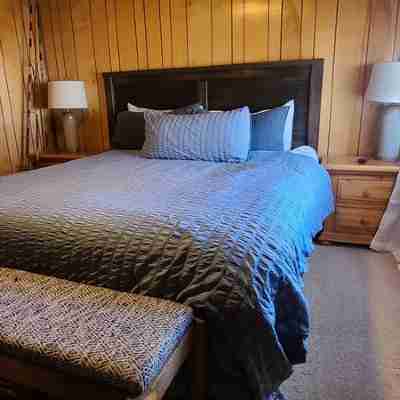Rustic Lakeview Lodge at Bass Lake. Bookable boat slip! Rooms