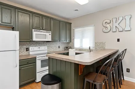 Wintergreen Condo -Steps to Ski and restaurants