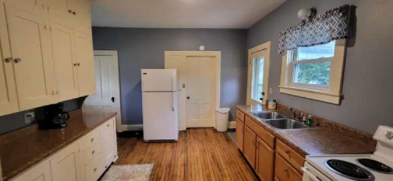 Point Central! - Bright, Simple Downtown Apartment