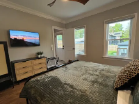 Space&style New rehab, first flr + bsmt of duplex, driveway prkng, walk to train 奧克帕克酒店