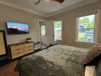 Space&style New rehab, first flr + bsmt of duplex, driveway prkng, walk to train