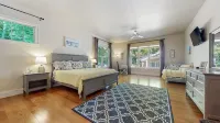NEW Luxury Home-Heated Pool, Hot Tub, Pool House, Movie Theater & 3 Game Rooms!