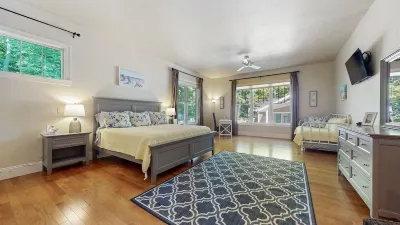 NEW Luxury Home-Heated Pool, Hot Tub, Pool House, Movie Theater & 3 Game Rooms!
