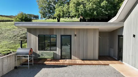 Brand new lodging, perched high atop the Dundee Hills @ White Walnut Estate! Отели рядом с достопримечательностью «Sokol Blosser Winery»