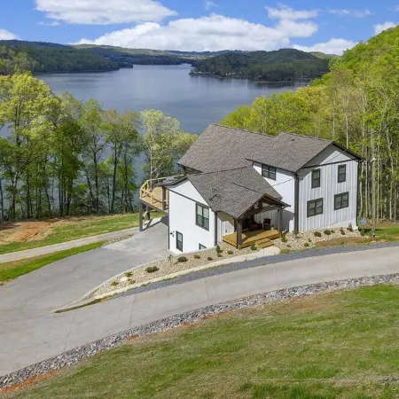 Lakefront home at Tumbling Run Estates w/ Kayaks