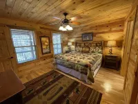 Beautiful cabin 5 bed 3 bath w/ hot tub #17 Stovall Mill Covered Bridge附近的飯店