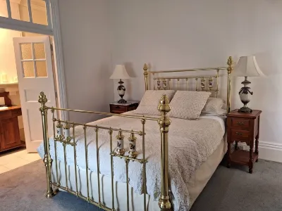 300 Steps to Glenelg Beach | Spacious, Renovated Heritage Apartment