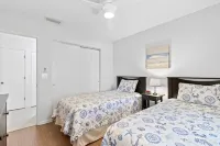 Peaceful Lakeview Condo • 2 Pools • Minutes to Img & Beaches - พร้อมระเบียง