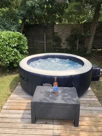 800 M from the basin / direct access to cycle path 6 people