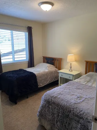 Cozy retreat within walking distance of anything in town and the salmon river! Отели в г. Риггинс