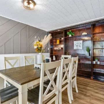 Cozy Fire Place ~ King Beds ~ Near Acu ~ Sleeps 12 ~ FirePit ~ Pickleball ~ Dogs