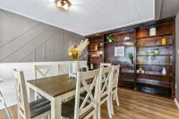 Cozy Fire Place ~ King Beds ~ Near Acu ~ Sleeps 12 ~ FirePit ~ Pickleball ~ Pets