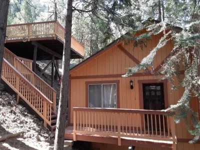 Beautiful cabin 2 story with 2 decks, near Lake Gregory, Lake Arrowhead. Hotel dekat Lake Gregory Regional Park
