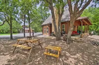 EAGLES NEST - CABIN W/ HOT TUB