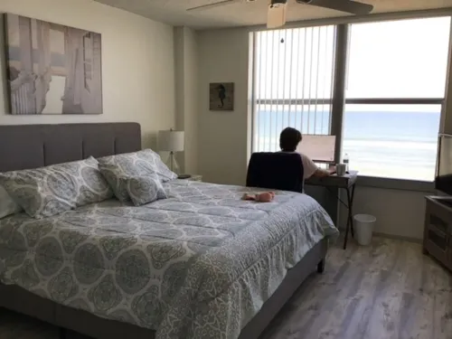 Beachfront Condo at quiet end of Ormond Beach. Snowbirds Welcome !