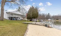 Maston Lake Paradise-Sleeps 12-Lake Getaway! Sand Lake MI Hotel di Spencer Township