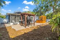 Pinellas' Beaches Hideaway with jacuzzi Hotels near Men's Wearhouse