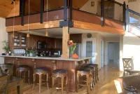 River view & 5 minute walk to downtown!