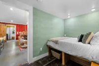 5 Min 2 Downtown Asheville w/Hot Tub!