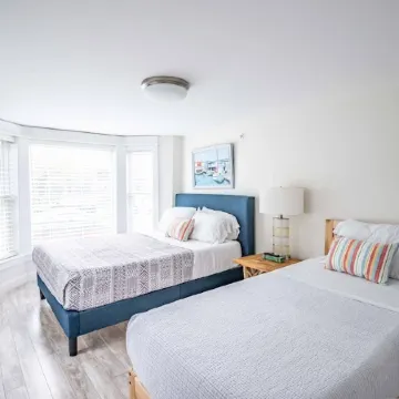 Swanky Flat in the Heart of Dock Square, SUPER CLEAN! WALK TO EVERYTHING!