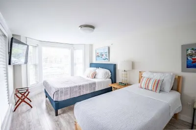 Swanky Flat in the Heart of Dock Square,  SUPER CLEAN! WALK TO EVERYTHING! Отели рядом с достопримечательностью «Виллидж Маркетплас»