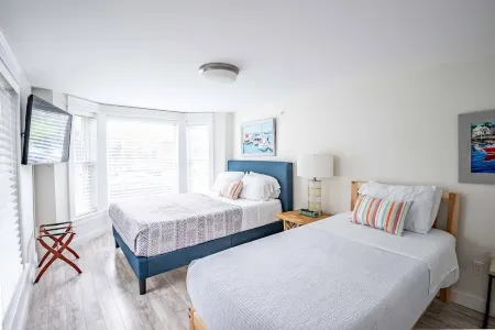 Swanky Flat in the Heart of Dock Square,  SUPER CLEAN! WALK TO EVERYTHING! Отели в г. Кеннебанк