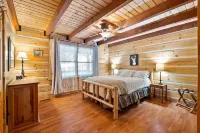 Beautiful LOG HOME-Poker & Pool Table, Xbox, Firepit,Jacuzzi tub,Week Specials!