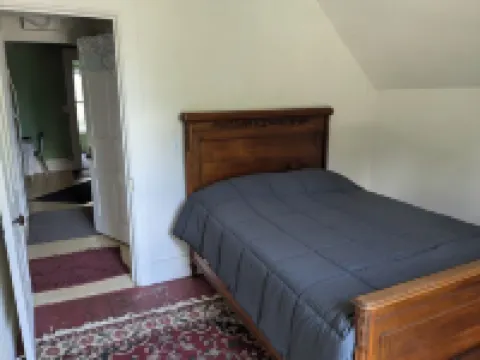 Cozy 2-bedroom apartment with WiFi, AC in welcoming Spring Green