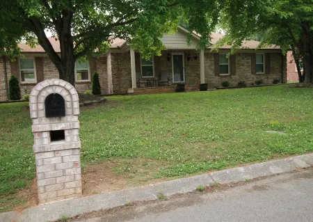 One level home close to interstate and 25 minutes to Nashville.