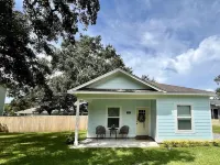 Cozy Cottage Near Beaches sleeps 4