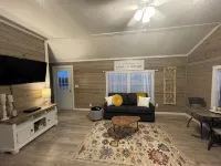 Poolside guesthouse in beautiful Hill Country