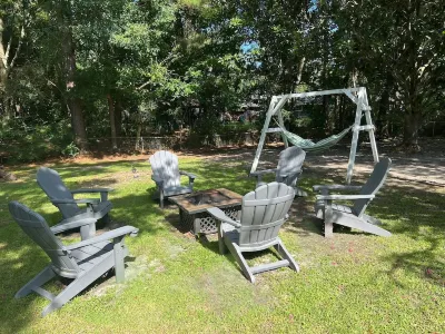 Coastal Comfort 1 mile  from the beach and downtown. HOT TUB and outdoor dining. Hotel in zona Shell