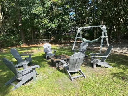 Coastal Comfort 1 mile  from the beach and downtown. HOT TUB and outdoor dining. Отели рядом с достопримечательностью «Шелл»