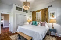 Washington House: Steps to Dwtn; Backyard oasis with fire pit/pool table/games 옐로 피버 묘지 주변 호텔